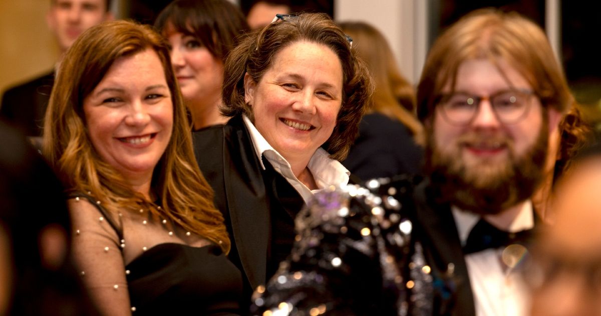 Susan Baker Manning ’98 (center) and her wife, Katharine Manning ’00
