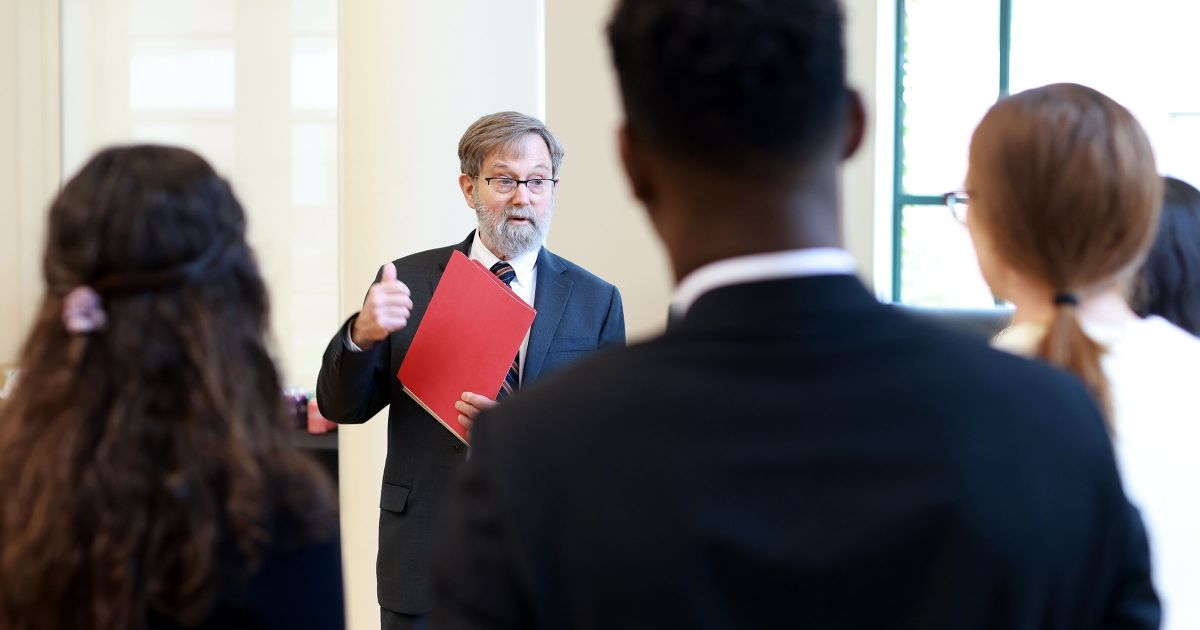 Kneedler meets with students