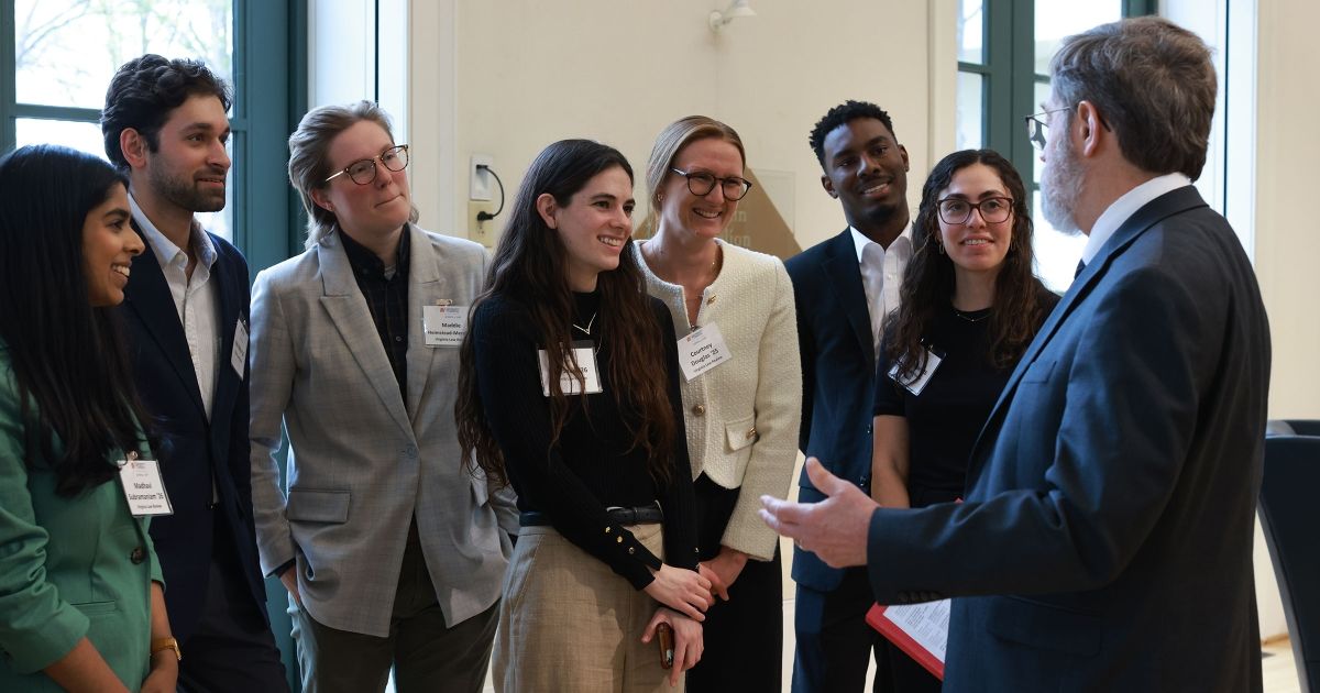 Kneedler meets with students