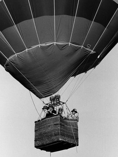 Dean Richard Merrill, David Ibbeken ’71, a pilot and Laurence Vogel ’60 in a hot air balloon
