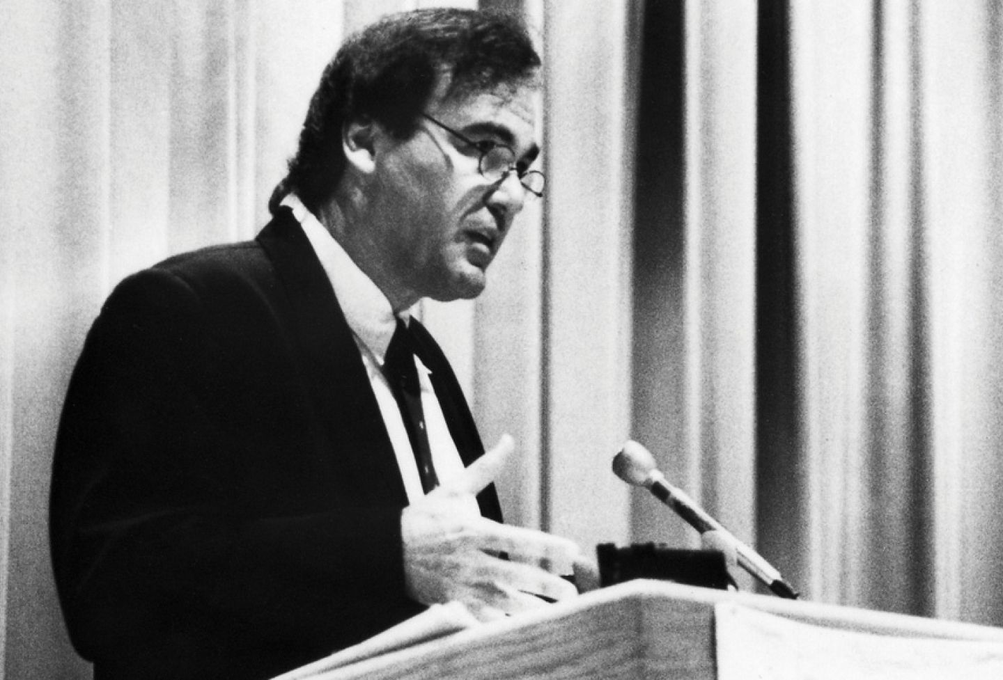 Academy Award-winning writer and director Oliver Stone lectures on “Culture in America in the Twentieth Century” at a Student Legal Forum event in 1993. 