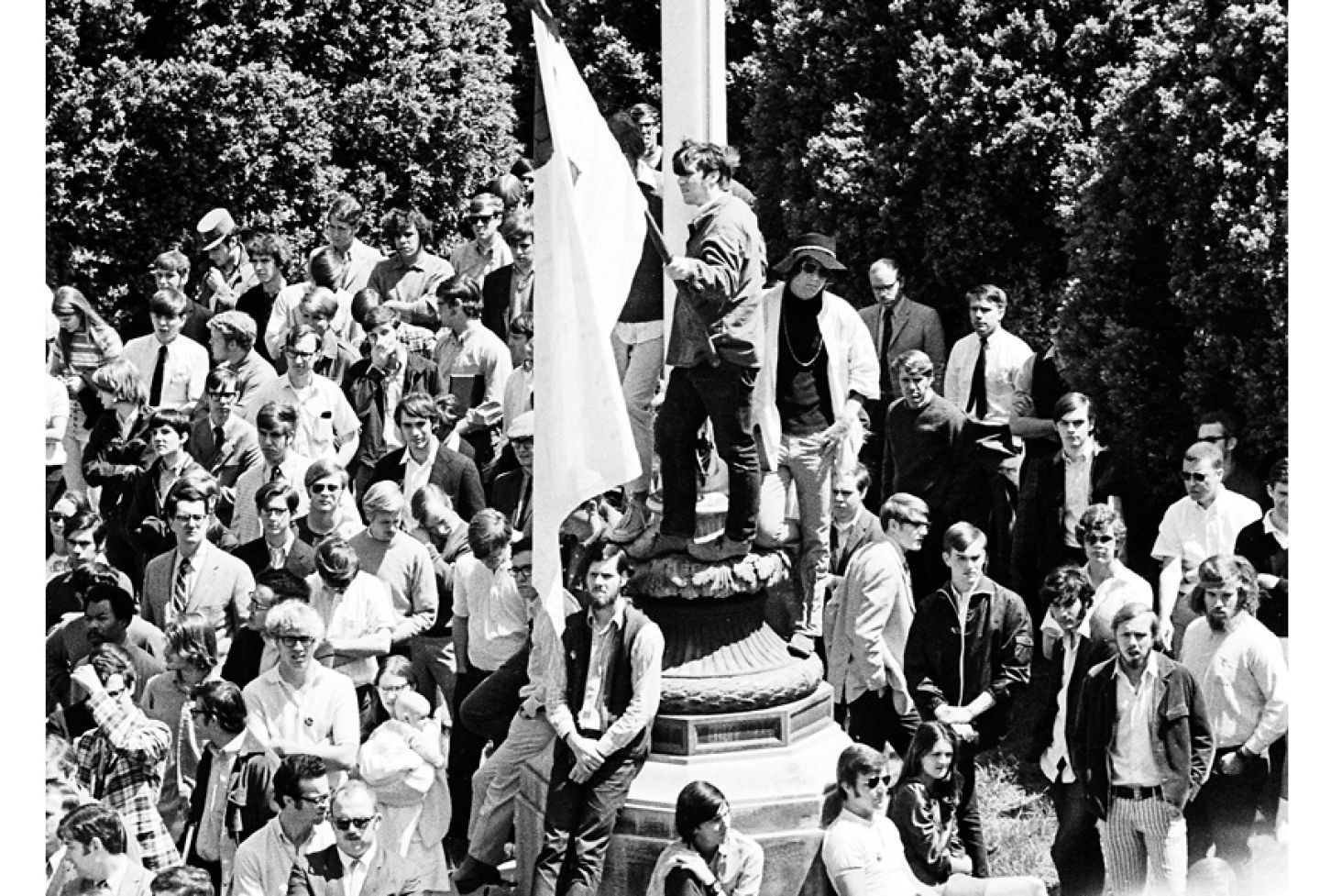 In May 1970, the American invasion of Cambodia and the slaying of students by National Guardsmen at Kent State University led to strikes and protests by students on college campuses across the country, including at UVA. During a May 6 rally at the Rotunda, law students served as marshals and attempted to control the strike chaos, protect people and property, and advise students as needed on their rights. Later, Donald Santarelli ’62 and Thomas M. Boyd ’72 helped rewrite the UVA student code of conduct to be