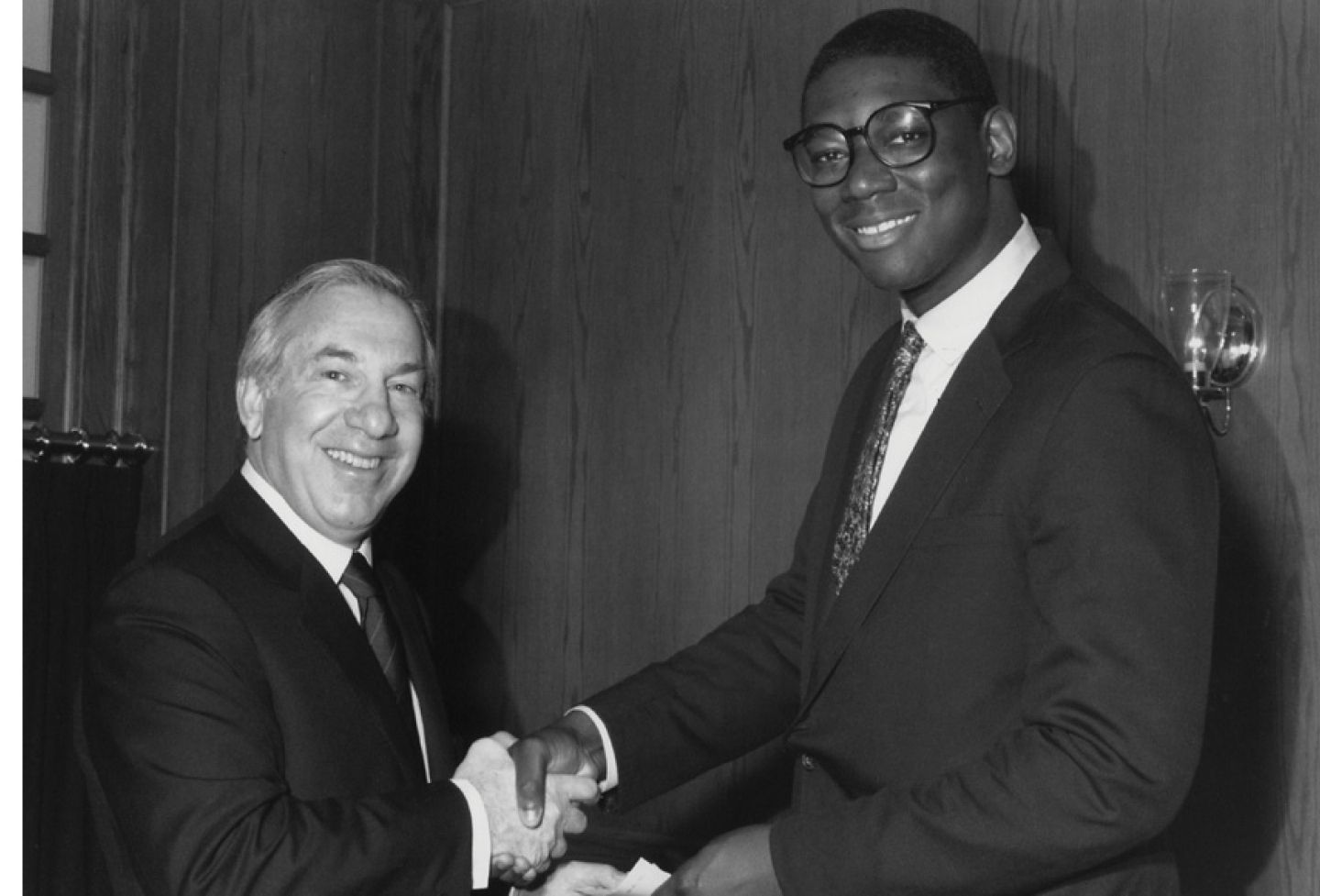 Daniel Rosenbloom ’54 shakes hands with Stephen F. Smith ’92, the first recipient of the Rosenbloom Award, given to a student with a strong academic record who supports or assists other students. Smith later became the John V. Ray Research Professor at UVA Law, and has been a professor at Notre Dame Law School since 2009. 