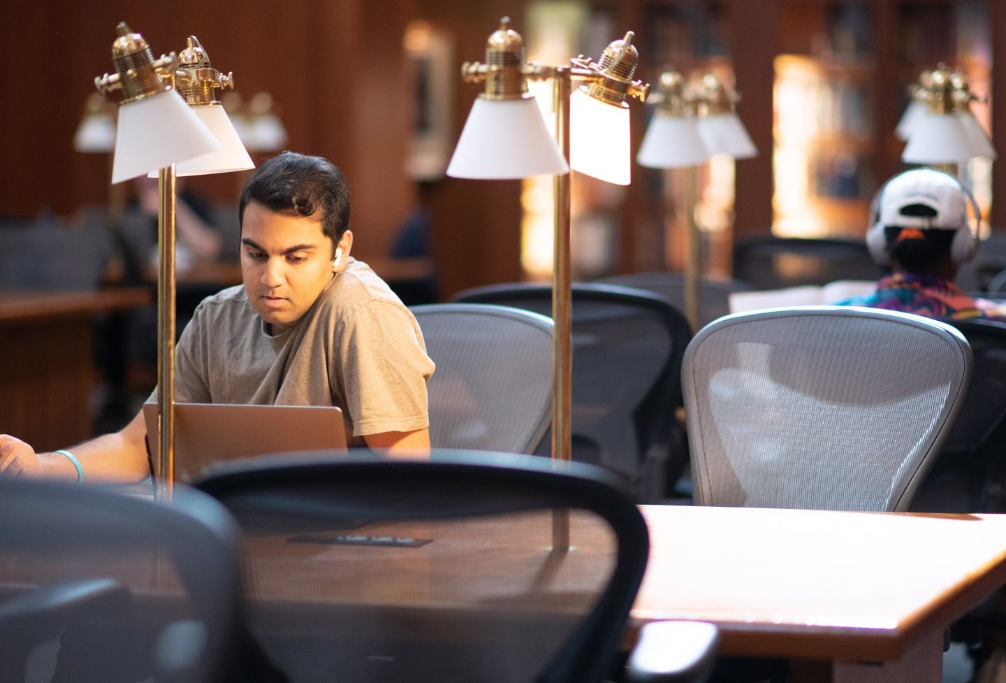 Student studies in the UVA Law Library