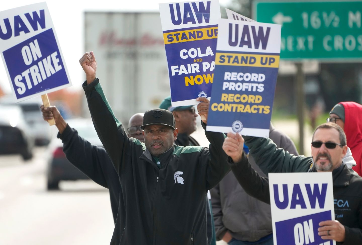 UAW strikers demonstrate