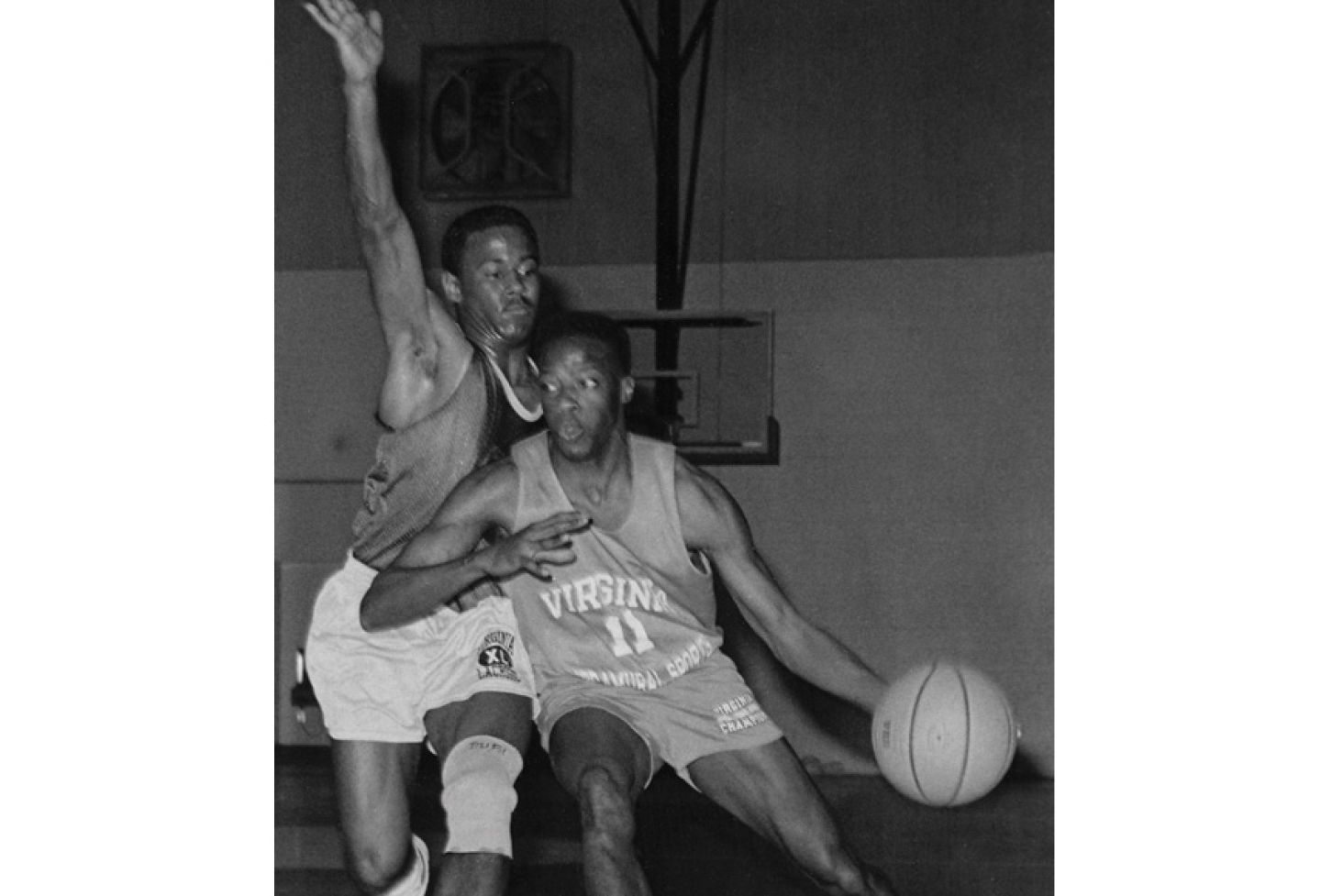 In the 1989 finals of the Law School Section Basketball Tournament, Ken Wheeler ’91 (11) attempts to drive past Julian Brown ’91. 